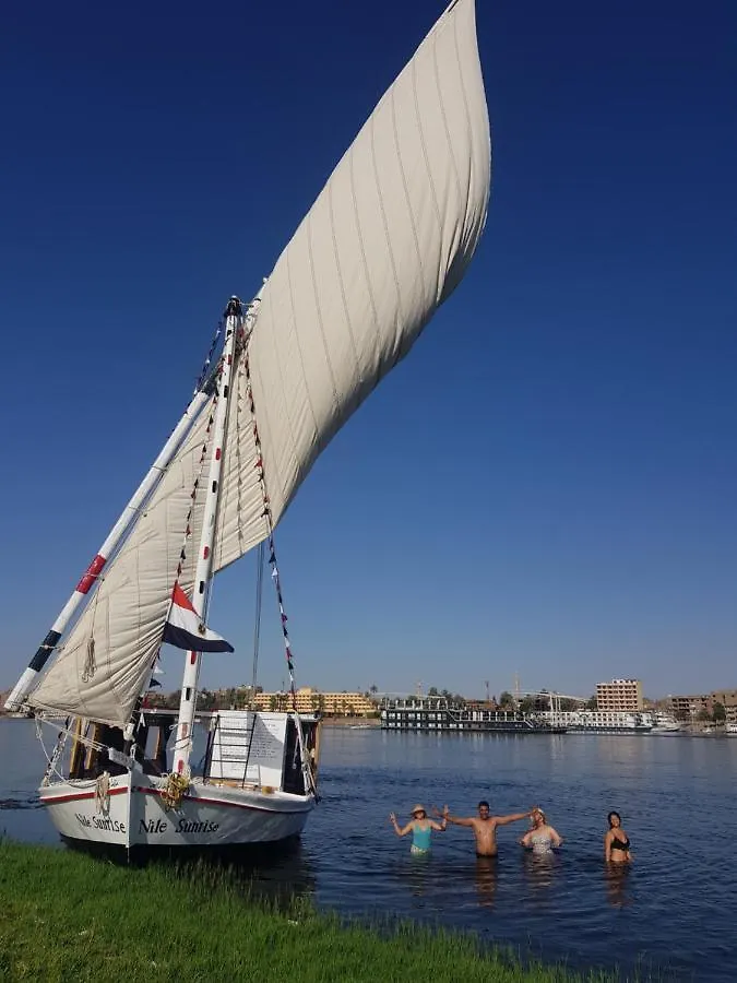 Úszó hotel Nile Sunrise Felucca Boat Private Rental Luxor Egyiptom