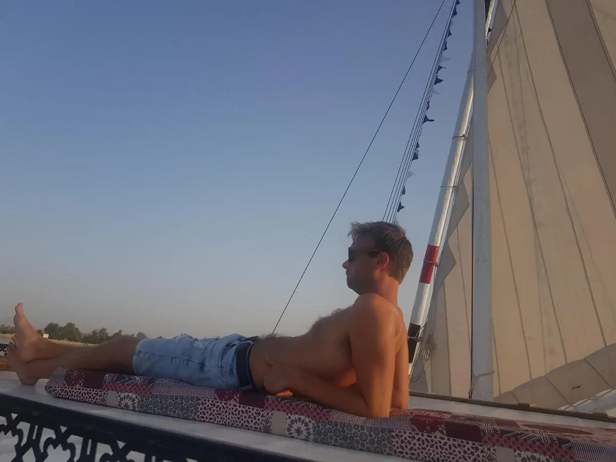 Úszó hotel Nile Sunrise Felucca Boat Private Rental Luxor Egyiptom