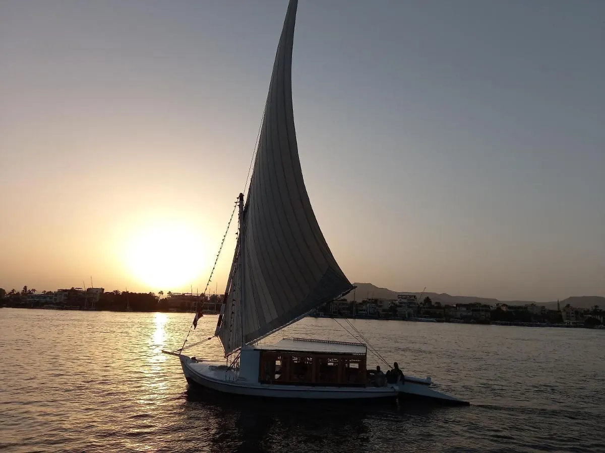 Úszó hotel Nile Sunrise Felucca Boat Private Rental Luxor