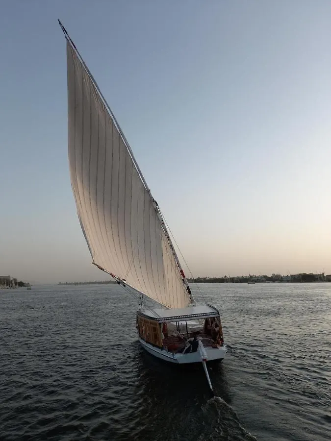 Úszó hotel Nile Sunrise Felucca Boat Private Rental Luxor Egyiptom