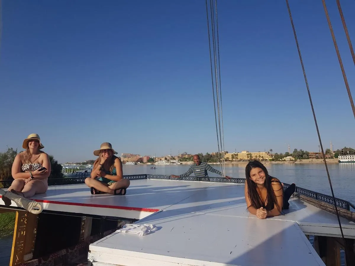Úszó hotel Nile Sunrise Felucca Boat Private Rental Luxor Egyiptom
