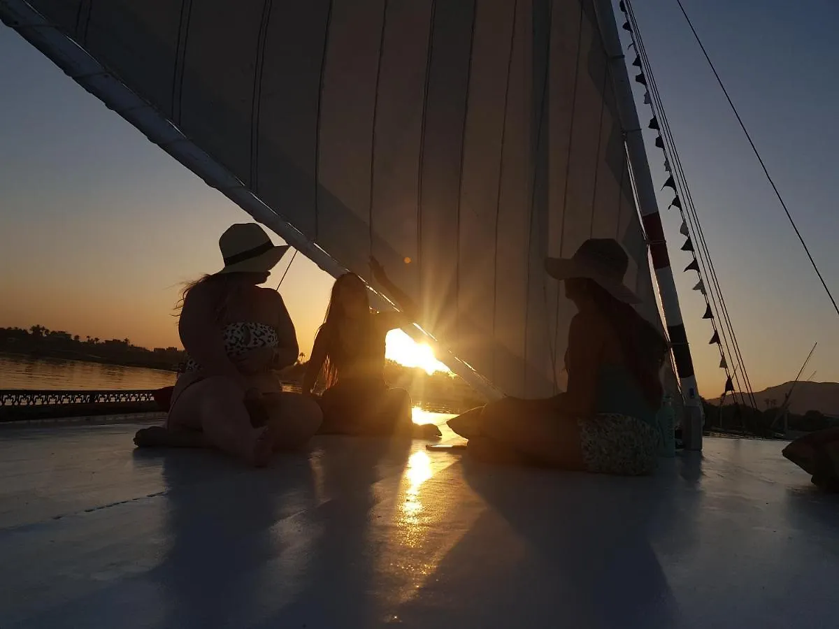 Úszó hotel Nile Sunrise Felucca Boat Private Rental Luxor