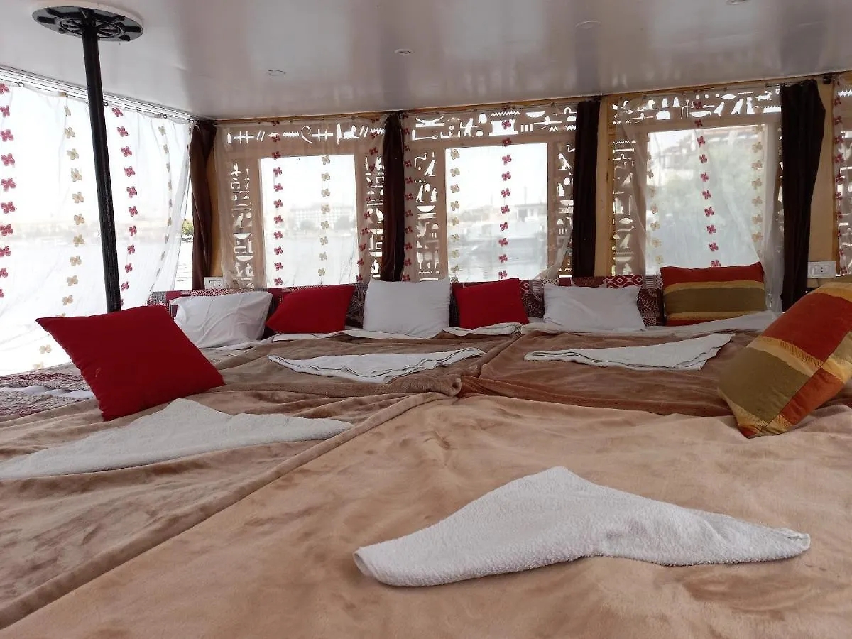 Úszó hotel Nile Sunrise Felucca Boat Private Rental Luxor