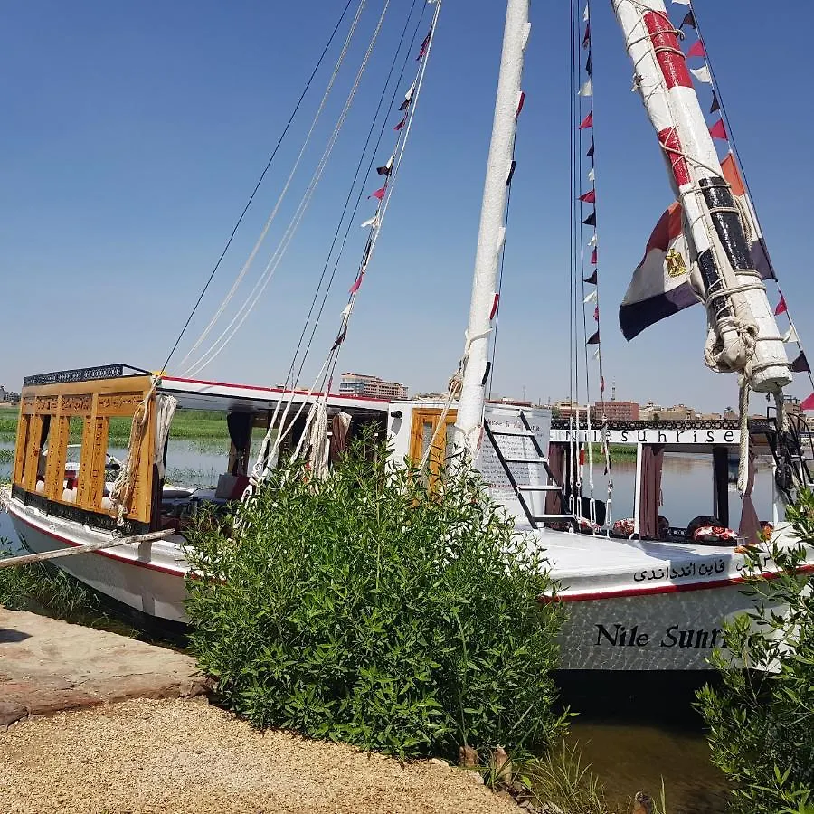 Úszó hotel Nile Sunrise Felucca Boat Private Rental Luxor