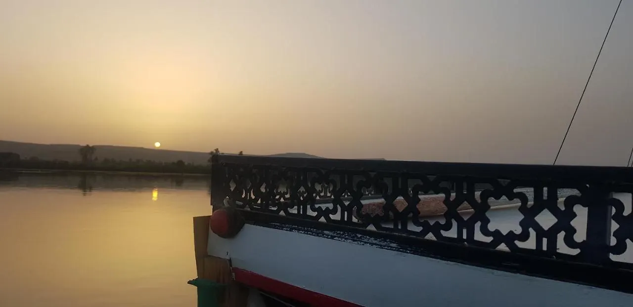 Úszó hotel Nile Sunrise Felucca Boat Private Rental Luxor Egyiptom